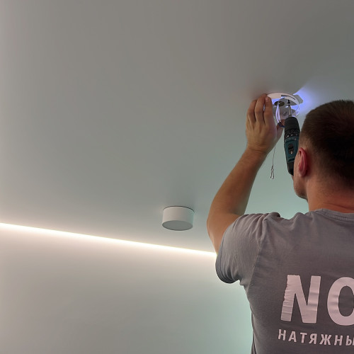 Монтаж парящего потолка в гардеробной 7 м2